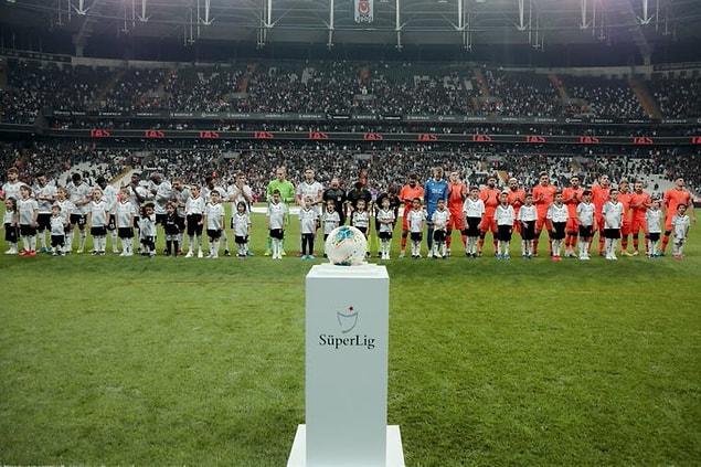 Siyah - Beyazlılar 81. dakikada penaltı kazandı. VAR incelemesi sonrası penaltı kararı verilirken Beşiktaş maçta 1-1'lik eşitliği sağladı.
