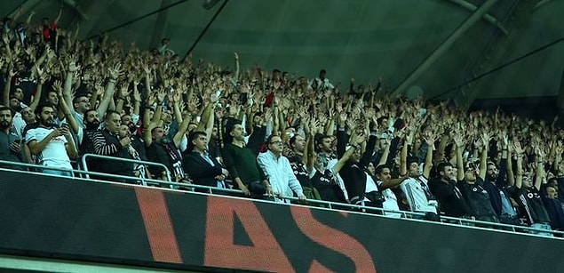 Taraftarlar sık sık Fikret Orman yönetimini istifaya davet etti.