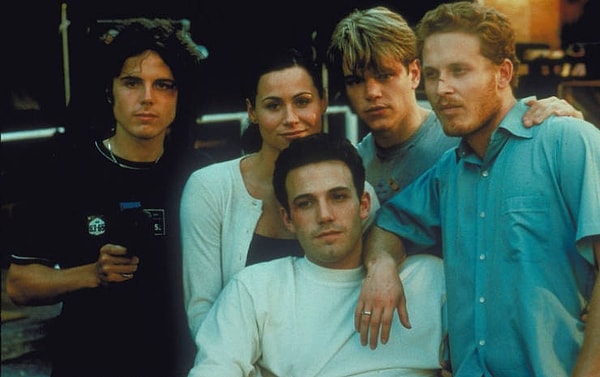 Кейси Аффлек, Минни Драйвер,Мэтт Дэймон, Коул Хаузер и Бен Аффлек во время съемок фильма "Умница Уилл Хантинг", 1997 год