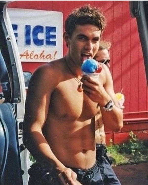 21-летний Джейсон Мамоа в перерывах между съемками сериала "Пляж"