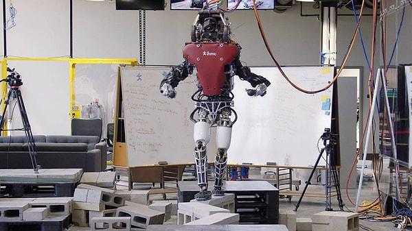 Denge konusunda ise bir hayli başarılı Atlas robot.