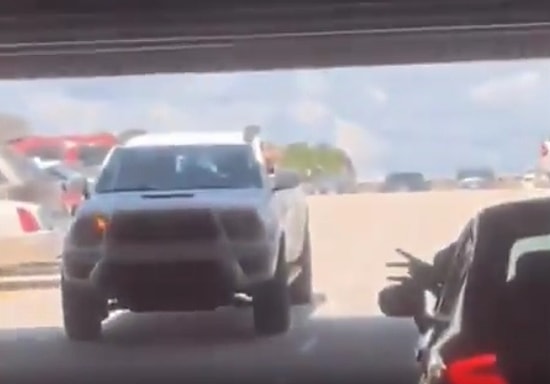 Park Yeri Kavgasını Medeniyet Sınırları İçerisinde Tutan İnsanlardan Taş-Kağıt-Makas ile Park Çözümü!