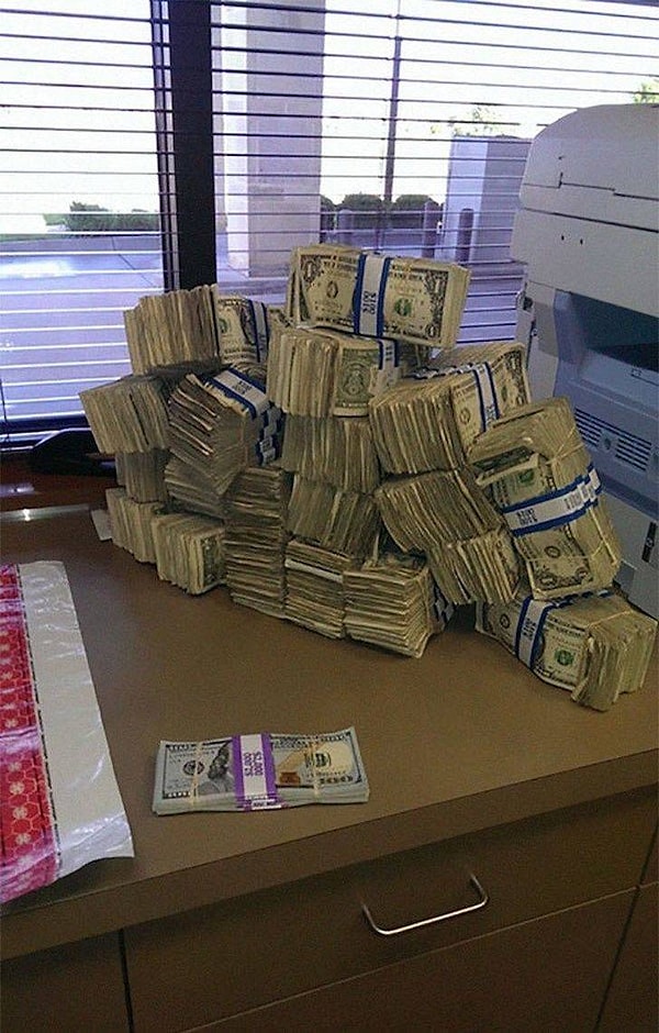 8. 10 тысяч долларов сотнями и 1-долларовыми купюрами