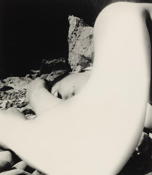 2. Fotoğraf kariyerine 1929 yılında Paris'te, dönemin parlayan sanatçılarından Man Ray'in stüdyosunda çalışarak başlayan Brandt'in işlerinde Sürrealism ve Dadaizm gibi akımlardan etkilenen Man Ray'in etkilerini açıkça görmek mümkün.