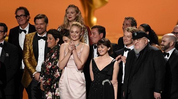 Aklınıza 'Uluslararası Emmy Ödül Töreni' gelmesin, oradan ödül kazanmak çok da zor değil. Bu ödül töreninde dramada Game of Thrones aldı ödülü ve onlar çıktı sahneye, öyle düşünün.