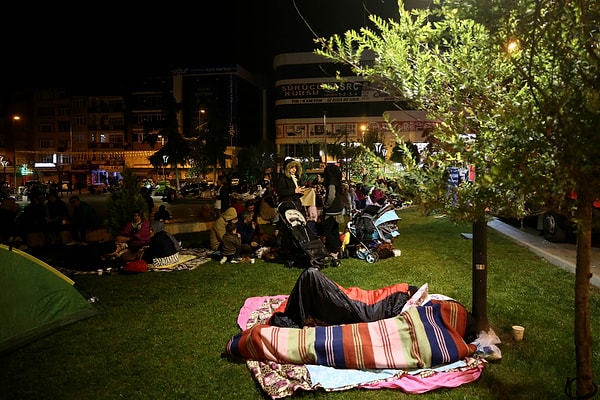 Aralarında okumak için İstanbul’a gelen öğrencilerin de bulunduğu vatandaşların bazıları çadır kurarken, bazıları halı sererek oturdu.