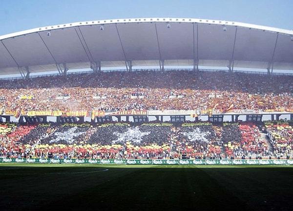 İstanbul Atatürk Olimpiyat Stadı'nda 21 Eylül 2003'te yapılan lig maçını ise 70 bin 125 seyirci takip etti. Bu rakam, rakipler arasındaki bir maçı izleyen seyirci sayısındaki rekor olarak tarihe geçti.