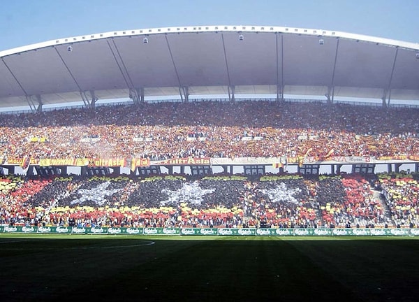 İstanbul Atatürk Olimpiyat Stadı'nda 21 Eylül 2003'te yapılan lig maçını ise 70 bin 125 seyirci takip etti. Bu rakam, rakipler arasındaki bir maçı izleyen seyirci sayısındaki rekor olarak tarihe geçti.