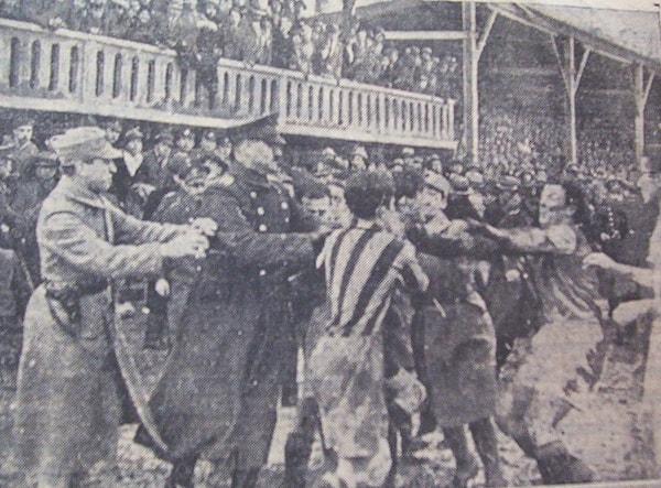 Rakiplerin 23 Şubat 1934 tarihinde yaptıkları İstanbul Ligi maçı futbolcular arasında çıkan kavga nedeniyle yarıda kaldı.