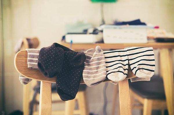 10. Yeni yıkanan temiz çorapları giymek