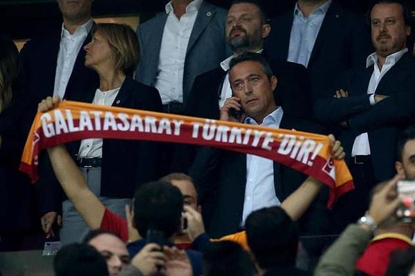 Türkiye Futbol Federasyonu Tahkim Kurulu tarafından 30 günlük hak mahrumiyeti cezası kaldırılan Fenerbahçe Kulübü Başkanı Ali Koç da karşılaşmayı protokol tribününden izledi.