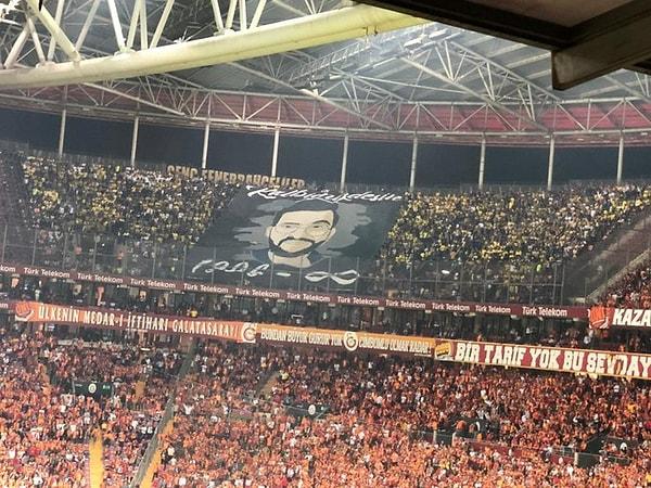 Sarı-lacivertli taraftarlar, geçen sezon Türk Telekom Stadı'nda oynanan derbi öncesinde tribünde kalp krizi geçirerek yaşamını yitiren Koray Şener'i unutmadı.