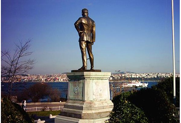 1926 - Atatürk'ün ilk heykeli İstanbul Sarayburnu'na dikildi.