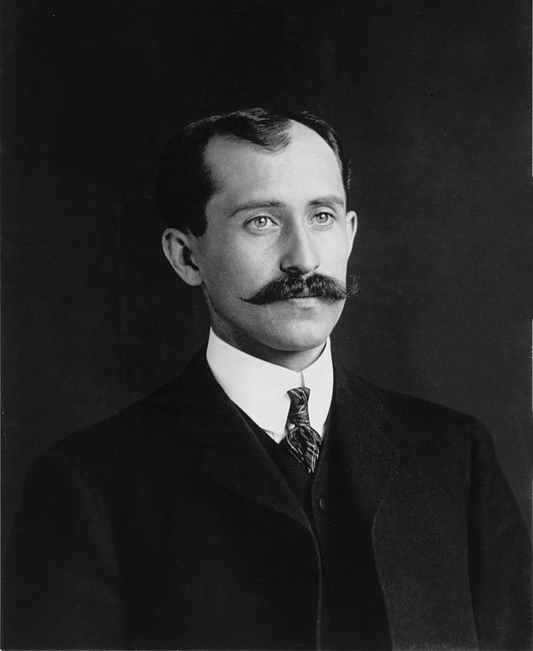 1905 - Orville Wright, uçakla 33 dakika havada kalarak, uçakla ilk uçan adam unvanını kazandı.