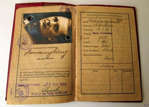 1938 - Nazi Almanyası, Yahudilere ait pasaportların iptal edildiğini duyurdu.