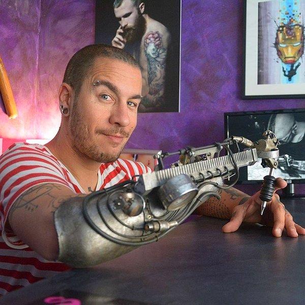 8. JC Sheitan Tenet, protez bir dövme makinesi kullanan ilk dövme sanatçısı.