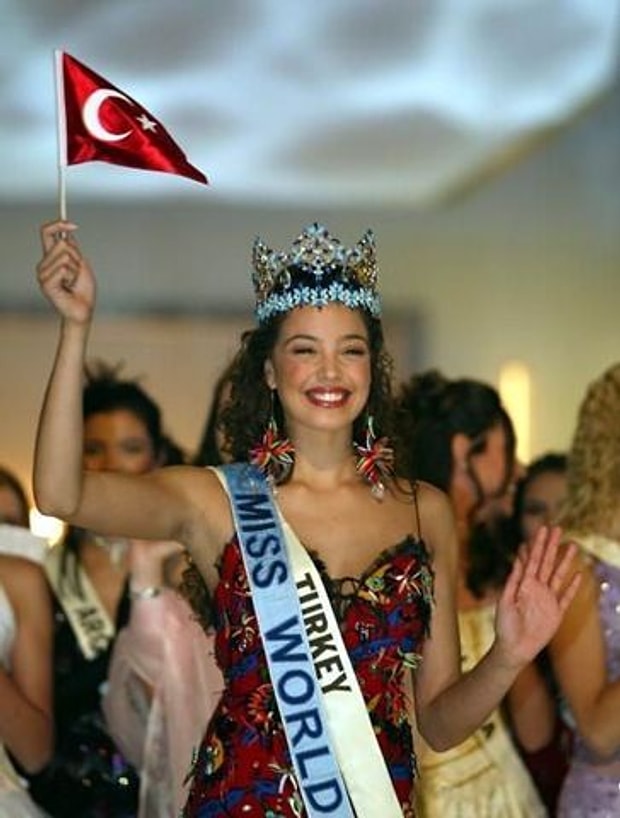 Azra Akın