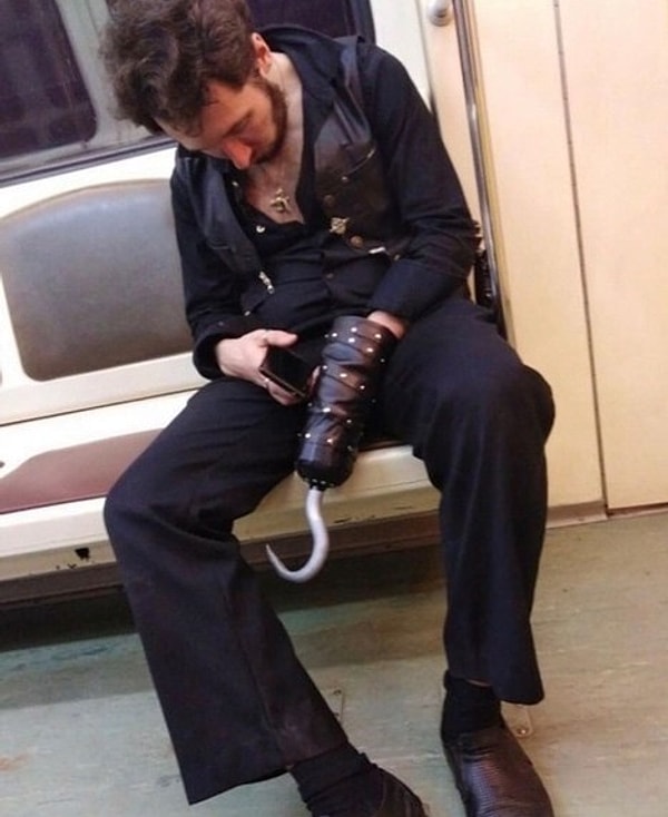 1. Что Капитан Крюк делает в минском метро?