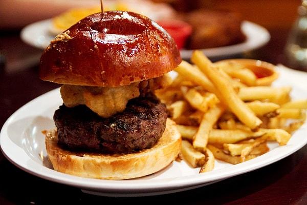 14. Savaş sırasında "hamburger" kelimesinin Almanca tınısından kaçınmak için Amerikalılar bu yemeğe "özgürlük eti" adını vermişlerdi.