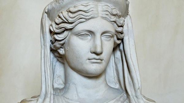 Kronos’la Rheia’nın kızı olan Demeter, Homeros destanlarında ‘Güzel Örgülü Demeter’ ve ‘Güzel Saçlı Kraliçe’ diye tasvir edilir.