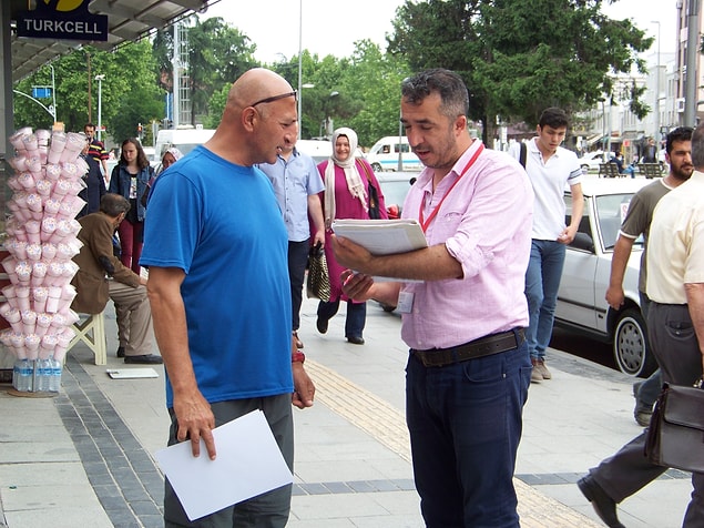 Bu haritaya ulaşmak için yolsuzluğa dair yapılan Dünya Bankası araştırmasına ek birkaç soru ekleniyor ve insanların dürüstlüğü ölçülmeye çalışılıyor.