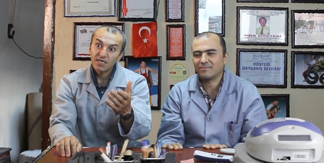 Metin ve Taşkın Yüksek, hayata ve işlerine felsefe katarak, gerek müşterilerini tarihi figürler ile nitelendirerek, gerek halılara şiir okuyarak kendilerine hayran bırakıyor.