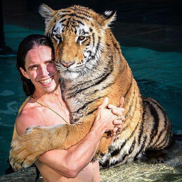 20. Adeta yaşayan bir Tarzan olan Kody Antle, babasının vahşi hayvanları kurtarmasına yardım ediyor.