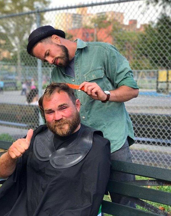 23. Londralı berber Joshua Coombes evsiz insanlara ücretsiz saç kesimleri yapıyor ve hikayelerini sosyal medyada paylaşıyor.