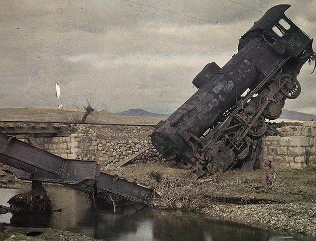 Yunan ordusu tarafından tahrip edilmiş lokomotif ve demiryolu, Uşak, 1923.