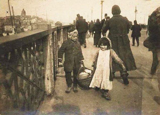 6. Galata köprüsü üzerinde çocuklar, İstanbul.