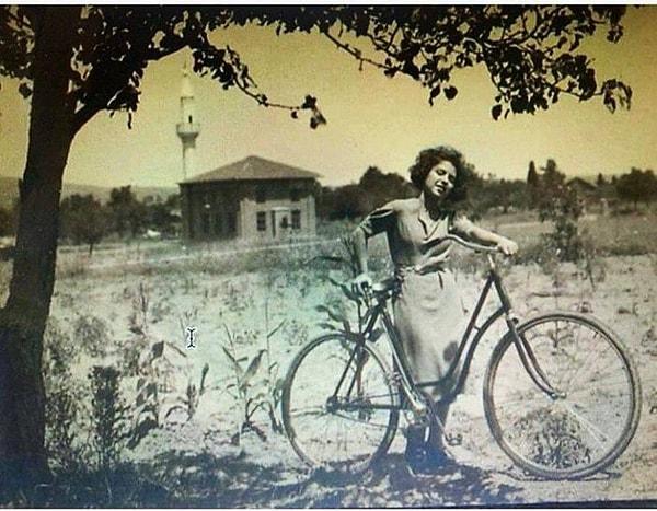 9. Sahrayıcedit'te bisiklet keyfi yapan bir kadın, İstanbul, 1945.