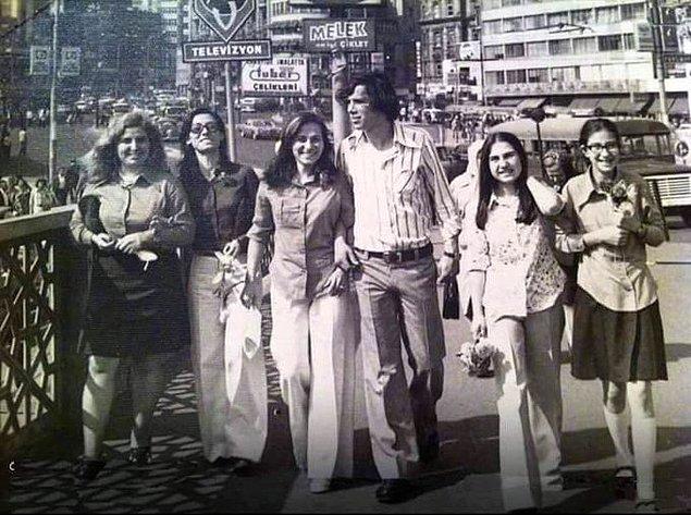 15. Galata köprüsü üzerinde yürüyen gençler, İstanbul, 1970.