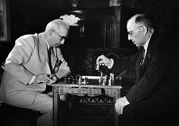 17. Cumhurbaşkanı İsmet İnönü ve Başbakan Şükrü Saraçoğlu satranç oynarken, İstanbul, 1942.