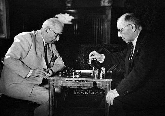 Cumhurbaşkanı İsmet İnönü ve Başbakan Şükrü Saraçoğlu satranç oynarken, İstanbul, 1942.