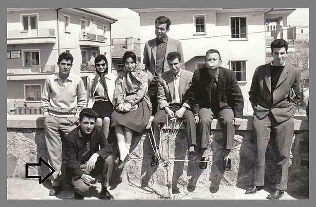 Türk gazeteci, araştırmacı ve yazar Uğur Mumcu ve arkadaşları. Bahçelievler Deneme Lisesi'nin bahçesi, Ankara, 1960.