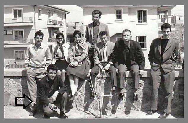 23. Türk gazeteci, araştırmacı ve yazar Uğur Mumcu ve arkadaşları. Bahçelievler Deneme Lisesi'nin bahçesi, Ankara, 1960.