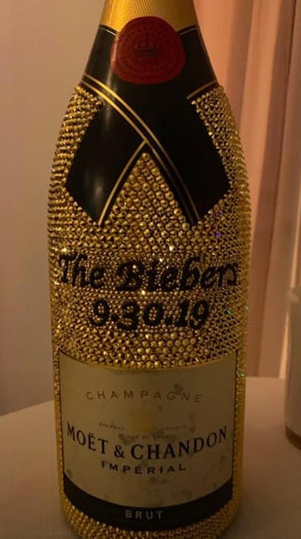 8. Kristallerle süslenmiş şampanyalar vardı her yerde: