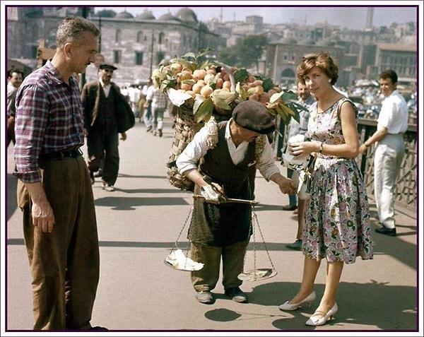 27. Galata Köprüsü üzerinde bir meyve satıcısı, İstanbul, 1965.