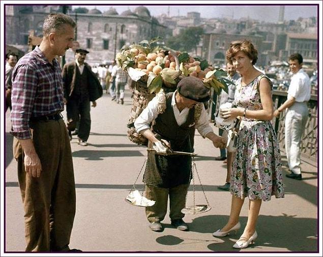 Galata Köprüsü üzerinde bir meyve satıcısı, İstanbul, 1965.
