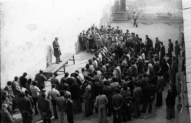 29. Yılmaz Güney Toptaşı Cezaevi'nde mahkum arkadaşlarına konuşma yaparken, İstanbul, 1979 .