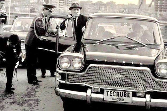 30. Türkiye'nin ilk yerli otomobili Devrim'e binen Cumhurbaşkanı Cemal Gürsel, Eskişehir, 1961.