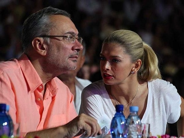 На слухи жена композитора отреагировала очень эмоционально, но с юмором.