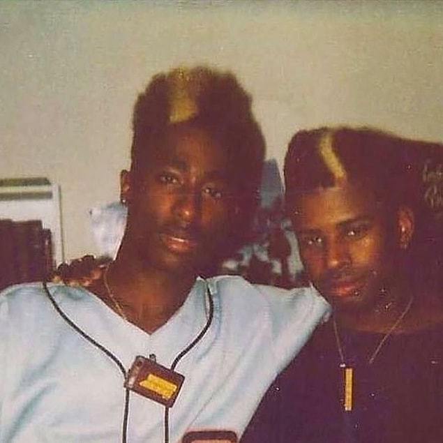 5. Bir Reddit kullanıcısı, amcasının Tupac Shakur ile arkadaş olduğunu gösteren bir fotoğraf paylaştı.