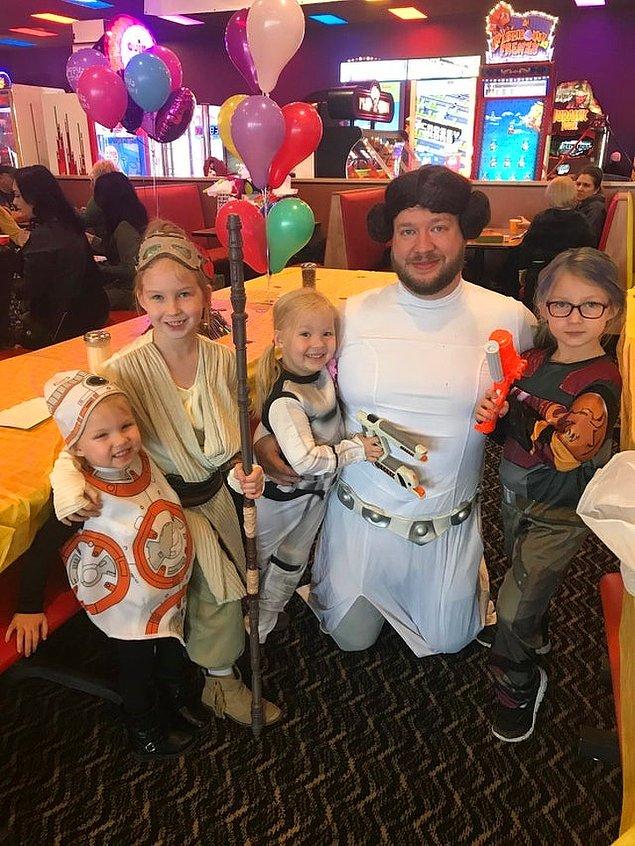 7. 4 çocuk babası bekar baba, kızları için Star Wars temalı bir parti düzenlemiş.