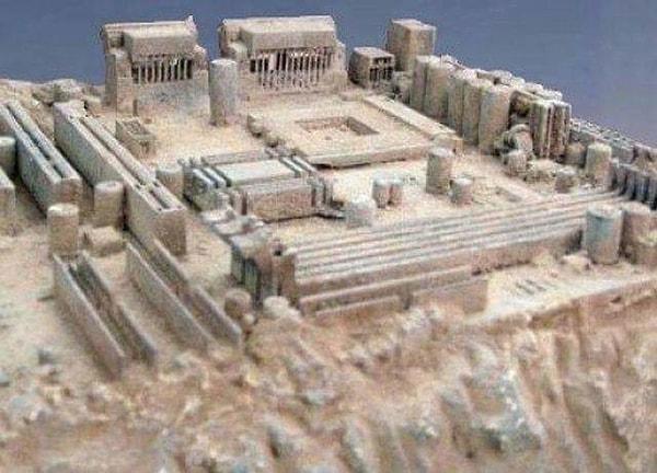 1. Eski bir Mısır tapınağına benzeyen görüntü aslında tozlu bir bilgisayar anakartı. 💻