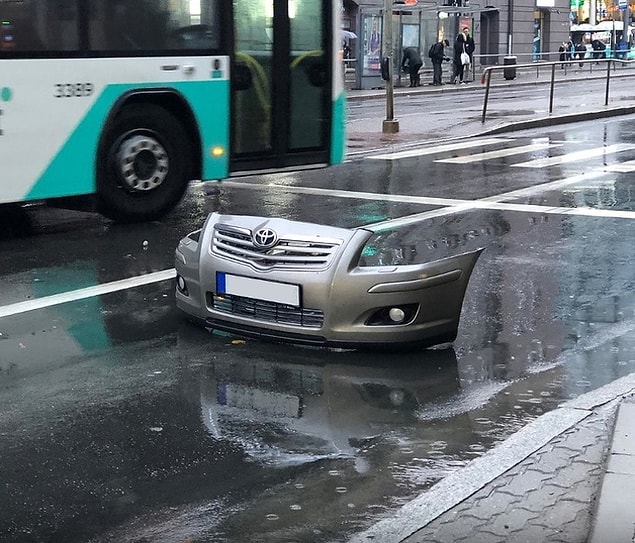 3. Sanırım bu otomobil başka bir boyuttan buraya ışınlanıyor... 🤯