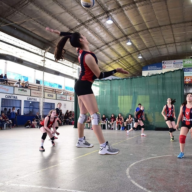 11. Bu sefer voleybol sahasında olan başka bir dev kız. 🏐
