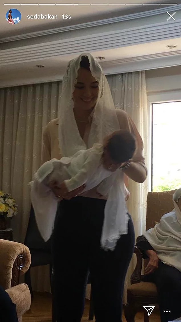 Hatırlarsınız belki müzisyen Ali Erel ile 2014 yılında hayatını birleştiren Bakan'ın geçtiğimiz yıl dünyaya gelen kızı Leyla için düzenlediği geleneksel mevlit çok konuşulmuştu.
