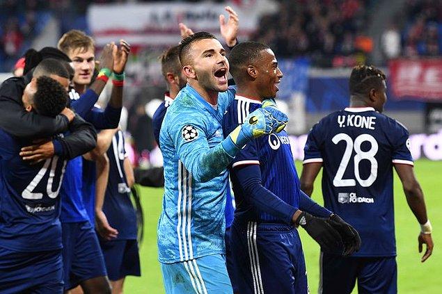 Fransa Ligue 1'de zorlu günler geçiren Lyon, mutluluğu Devler Ligi'nde buldu. Fransız temsilcisi, G Grubu 2. hafta karşılaşmasında konuk olduğu RB Leipzig'i 11. dakikada Memphis Depay ile 65. dakikada Martin Terrier'in golleriyle 2-0 mağlup etti.