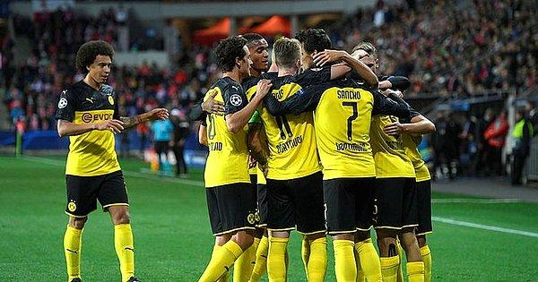 F Grubu ikinci maçında Slavia Prag'a konuk olan Borussia Dortmund, Achraf Hakimi'nin ayağından gelen 2 golle 3 puanı hanesine yazdıran taraf oldu.